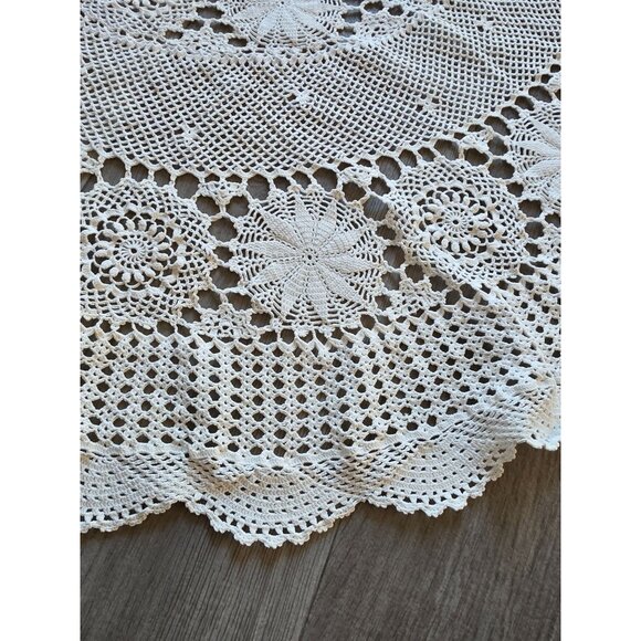 Vintage Handmade Round Crochet Lace Tablecloth 37" Diameter - Picture 3 of 4